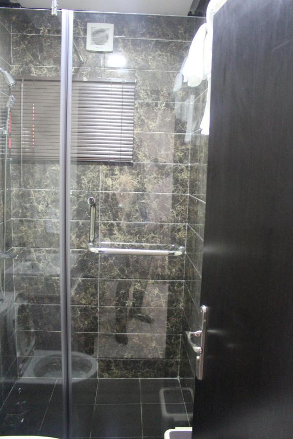 Urban Metro Inn Лагос Екстериор снимка