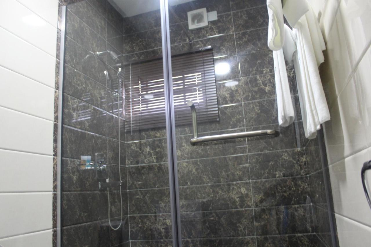 Urban Metro Inn Лагос Екстериор снимка